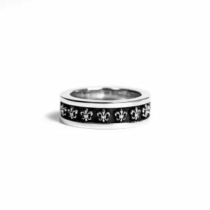 Small BS Fleur Ring – Elegant Floral Design for a Delicate, Timeless Look